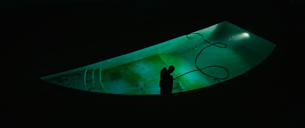 Venezia 78 | America Latina è un film misterioso che indaga l’antinomia contenuta nel titolo