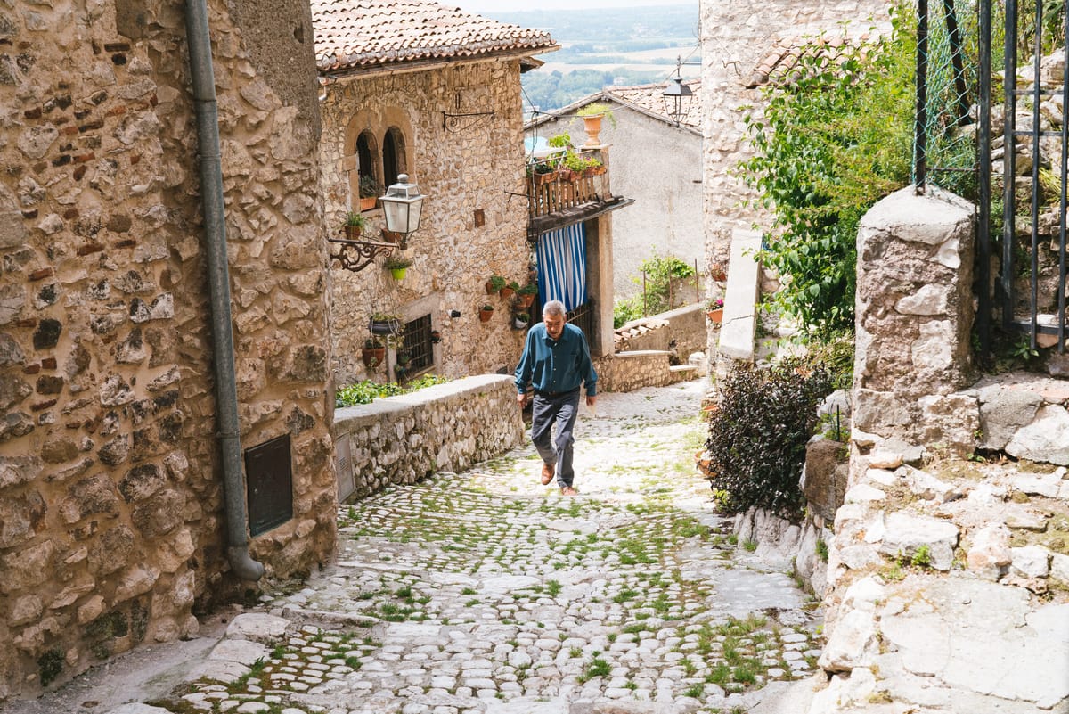 Astolfo | il cinema di Gianni Di Gregorio trova la grazia nel suo dimesso ciondolare