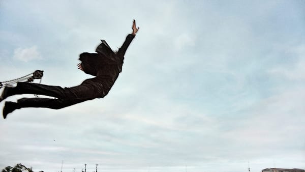 Un altro giro | il cinema di Thomas Vinterberg si fa salto, esercizio atletico sull’orlo dell’eccesso