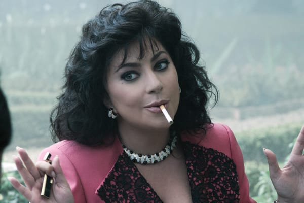 House of Gucci è un film che non sa scegliere tra ambizione e insolenza