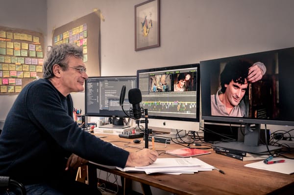 Laggiù qualcuno mi ama | un documentario attento a non colmare il “grande vuoto” di Troisi