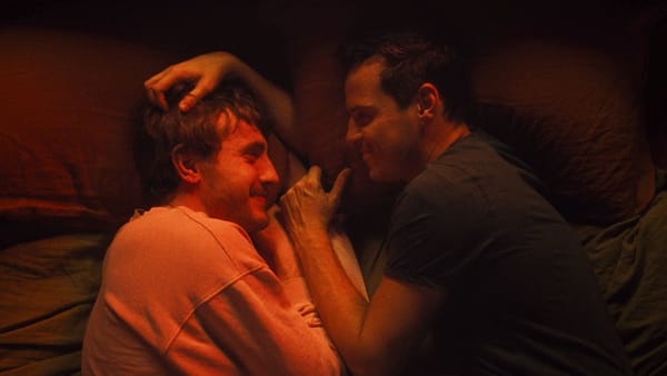 Estranei, teatro per fantasmi che trova il suo senso nell’orizzontalità dello sguardo