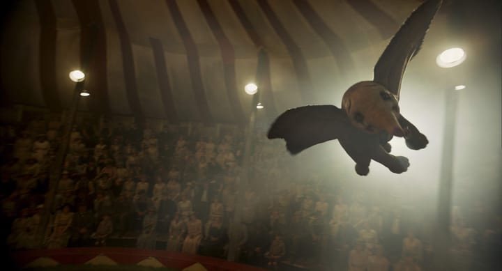 Dumbo di Tim Burton sabota dall’interno i colossi dell’intrattenimento