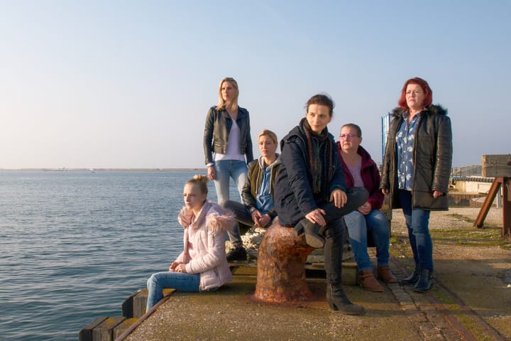 Cannes 74 | Emmanuel Carrère in Ouistreham riflette sull’etica del narratore