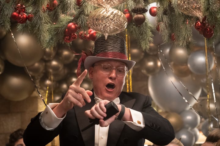 Venezia 80 | The Palace, un film programmaticamente decrepito